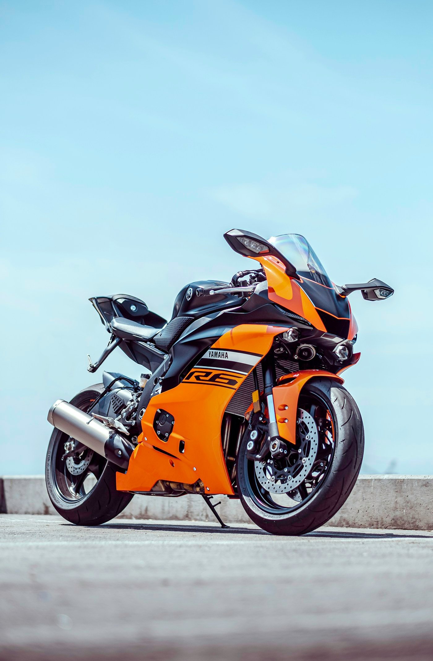 Motociklininkas važiuoja keliu